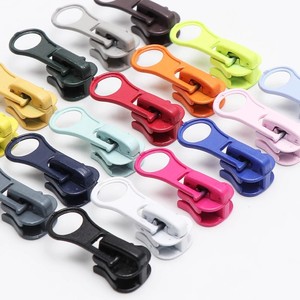 # 5 curseurs de fermeture éclair modernes en résine noire à verrouillage automatique pour vêtements, manteaux et uniformes scolaires - Product Image 1