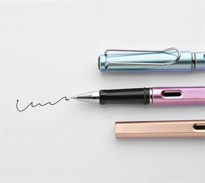 Bolígrafos Clásicos de Lujo al por Mayor, Punta 'F' Plateada de 0.5mm, Tinta Negra, Clip de Plástico, Diseño con Logotipo Deportivo, para Estudiantes - Product Image 4