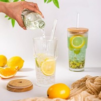 Gobelet en verre à rayures verticales attrayantes de style INS, 20 oz, avec couvercle en bambou, pour café froid, jus, boisson