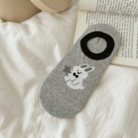 Chaussettes invisibles légères en coton pour femmes avec motif de chien de dessin animé et design bicolore, sans coutures.