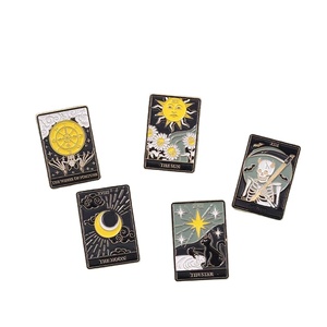 Broche en émail Gothique <span class=keywords><strong>Tarot</strong></span> Soleil Lune Étoile Squelette <span class=keywords><strong>Mort</strong></span> Carte de <span class=keywords><strong>Tarot</strong></span> Épingle de revers Badge en métal Vêtements Bijoux Mystiques Vente en gros - Product Image 1