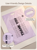 Sac en plastique HDPE durable avec poignée découpée, recyclable, écologique, pour vêtements et emballages d'achats, avec options personnalisées, enduit aqueux