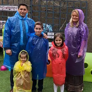 वयस्कों के लिए डिस्पोजेबल बारिश Ponchos मिश्रित रंग यात्रा इमरजेंसी बरसाती बारिश पोंचो