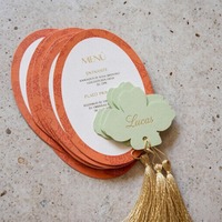 Carte de menu personnalisée ovale en papier blanc, carton, étiquette nominative en feuille d'or avec pompon en soie, cadeaux de table pour réception de mariage
