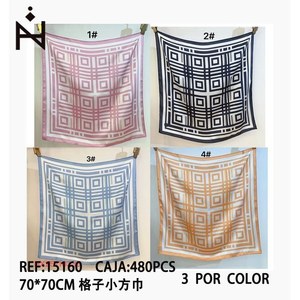 Foulard quadrato 70x70 cm con motivo a quadri, accessorio di moda per donna e uomo - Product Image 3