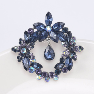 Broche de luxe en alliage plaqué argent avec fleur en cristal, décoration de robe élégante pour femme, cadeau de fête multicolore et étincelant - Product Image 4