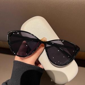 Gafas de Sol Retro de Moda con Marco de Plástico Estilo Ojo de Gato para Hombre y Mujer, Gafas de Lujo Personalizadas con Protección UV400 - Product Image 3