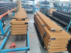 Op maat gemaakte moderne thermisch geïsoleerde aluminium garagedeursysteem met grillbediening en afstandsbediening voor villa's, gemaakt van aluminium. - Product Image 3