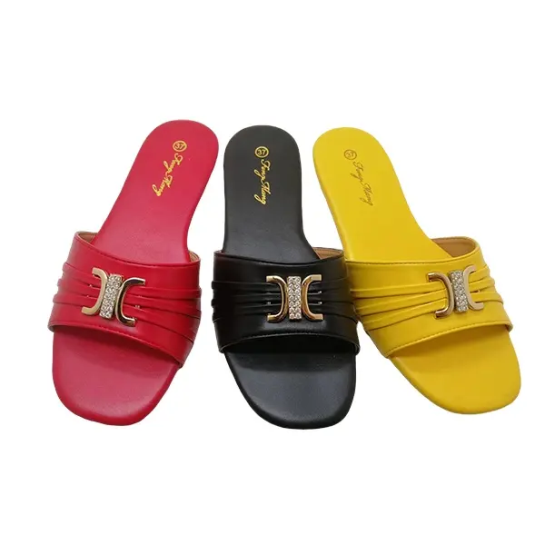 Sandal kasual ujung persegi wanita sandal datar cantik wanita sandal rantai gesper pantai lembut kulit PU PVC FW wanita kustom