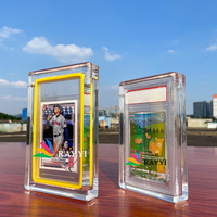 Étui de protection et de présentation épais en acrylique pour cartes Pokémon gradées PSAED, avec logo magnétique rotatif et amovible, et coins prismatiques