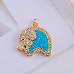 <span class=keywords><strong>Collana</strong></span> <span class=keywords><strong>con</strong></span> ciondolo a forma di elefante placcato oro <span class=keywords><strong>con</strong></span> micro pavé di zirconi e intarsio di opale scintillante, simbolo di buona fortuna, ideale come regalo per la famiglia. - Product Image 4
