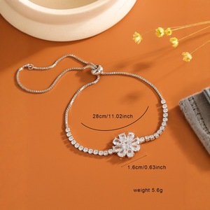 สร้อยข้อมือแฟชั่นผู้หญิงประดับดอกไม้เพทาย โซ่ปรับได้ สีทองและสีขาว - Product Image 4