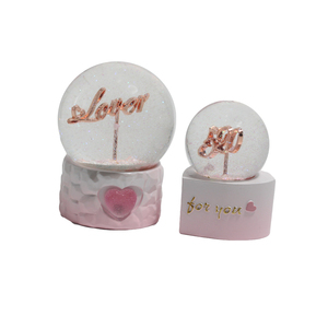Globo de nieve Musical con forma de corazón, Base de resina 1314520, Bola de agua de poliresina para decoración del hogar, venta al por mayor - Product Image 4