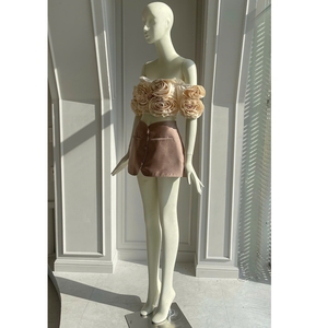 Vente en gros d'ensemble moderne 2 pièces pour femmes, haut à épaules dénudées avec broderie florale 3D, short taille haute, style Coshe Alice, fabriqué en tissu doux - Product Image 1