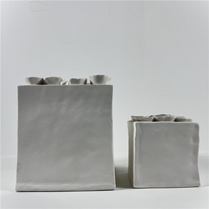 แจกันเซรามิกสีขาวทันสมัย รูปทรงกลีบดอกไม้โดดเด่น ดีไซน์ร่วมสมัยสำหรับตกแต่งบนโต๊ะ - Product Image 3