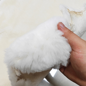 Pelliccia Naturale di Pecora Tosata con Pelo Denso e Uniforme che Offre una Sensazione Morbida e Confortevole al Tatto - Product Image 4