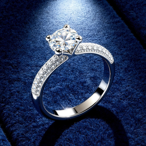 Anello di Fidanzamento Classico di Lusso con Sei Griffe in Argento Sterling con Moissanite da 1 Carato per Regalo alla Fidanzata - Product Image 1