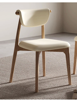 Chaise de salle à manger en bois massif de style scandinave avec siège rembourré crème, dossier minimaliste moderne pour maisons contemporaines