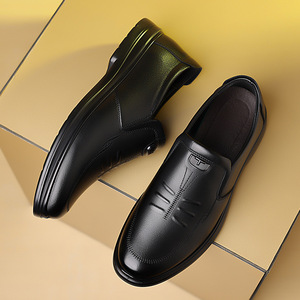 Mocasines de cuero para hombre con punta redonda, sin cordones, parte superior de PU, suela de goma, cómodos para todas las estaciones, zapatos casuales de negocios. - Product Image 3