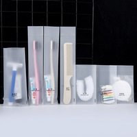 Kit de toilette jetable personnalisé EPACK avec logo : savon d'hôtel, bonnet de douche, peigne, rasoir, brosse à dents, dentifrice, en sachets plastiques transparents PE