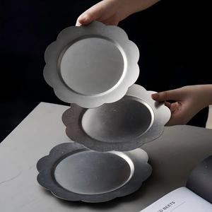Assiettes de service personnalisées pour mariage, en acier inoxydable, décoratives, dorées, à bord festonné, de forme ronde avec centre lisse - Product Image 1