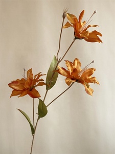 A-904 <span class=keywords><strong>automne</strong></span> Style soie artificielle araignée lys fleurs 3 têtes lys plante fleur ampoules lys pour la décoration de la maison - Product Image 5