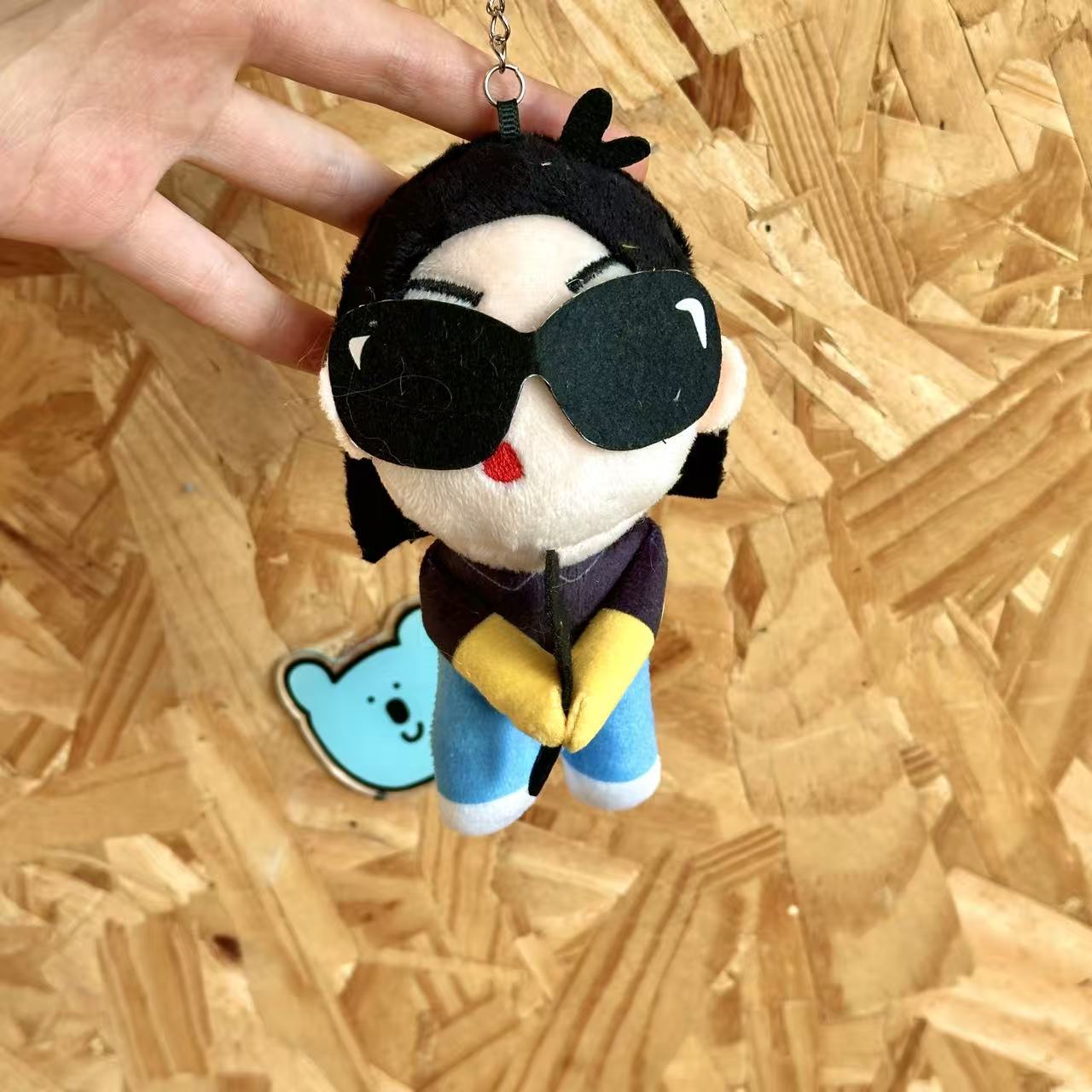 Fille aux lunettes de soleil