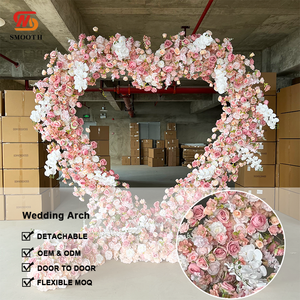 Arche de fleurs en forme de cœur rose romantique, faite à la main par LEDA, pour un décor de mariage en plein air - Product Image 4