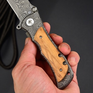 Couteau de poche de haute qualité en acier Damas avec manche en bois d'olivier pour le camping en plein air, la chasse tactique, le bricolage, OEM personnalisable - Product Image 6