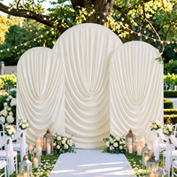 Rideau de fond élégant et moderne en soie de lait drapé élastique pour la décoration de l'entrée de la cérémonie de mariage ou de la fête