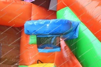 Château gonflable dinosaure avec toboggan double piste et aire de saut