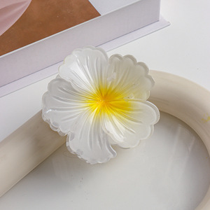 Vente en gros de pinces à cheveux en plastique de style plage pour femmes, accessoires de cheveux floraux élégants - Product Image 4