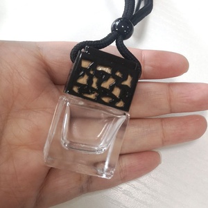 ขวดแก้วสี่เหลี่ยมเปล่าขนาด 8 มล. สำหรับน้ำหอมปรับอากาศในรถยนต์ พร้อมฝาเกลียวและคลิปโลหะพิมพ์ลาย - Product Image 2