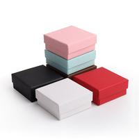 Boîte cadeau rectangulaire haut de gamme personnalisée en carton gris avec couvercle ciel-terre, doublure en éponge et dorure à chaud pour bagues et bracelets
