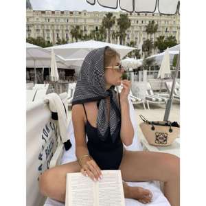 Sciarpa Quadrata EDGE Personalizzata con Motivi Geometrici Bianchi e Neri, in Raso Effetto Seta per Donne, Accessorio Minimalista per Testa, Collo e Capelli - Product Image 4