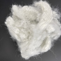 Filament de polyester conjugué siliconeé 15D 64mm, antistatique, recyclable, pour rembourrage doux de jouets, oreillers et couettes (matière première)