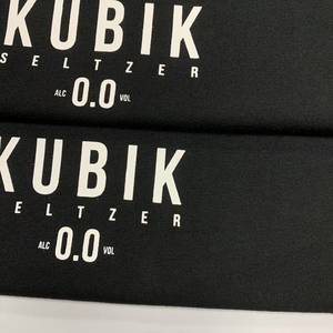 เสื้อยืดผ้าฝ้ายริงสพันสีดำพิมพ์ลายโลโก้บางๆแกรม180สีพื้นดำ100% ตามสั่ง - Product Image 6