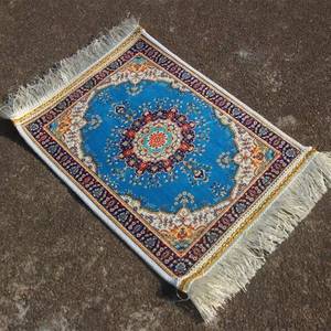 Alfombra de oración lavable de seda helada de pelo corto YASEEN con amortiguación mejorada para rodillas y frente, diseño islámico moderno - Product Image 3