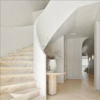 Escalier courbé en pierre aspect marbre avec éclairage LED pour salon intérieur, décoration intérieure de villa et d'hôtel sur mesure Wharton