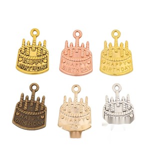 Ciondolo in lega dorata con incisione a forma di <span class=keywords><strong>torta</strong></span> di <span class=keywords><strong>compleanno</strong></span> a lume di candela per decorazione biglietti di auguri e feste - Product Image 1