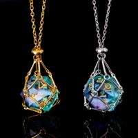 Collier D20 en résine liquide vert-bleu magique, pendentif dés polyédrique 22mm, peint à la main, écologique, Dungeons & Dragons