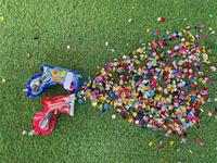 Feux d'artifice créatifs pour fêtes, accessoires de fête, pistolet à confettis en forme de pistolet, feux d'artifice portatifs, jouets gonflables en forme de pistolet pour fêtes