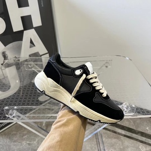 Zapatos casuales versátiles, modernos, hechos a medida, de diseño cómodo y de alta calidad. Zapatos para caminar de cuero con patchwork. - Product Image 1