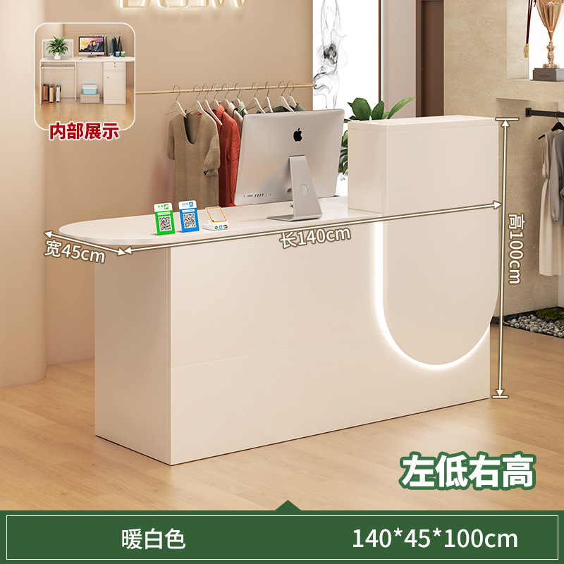 Droit, haut, avec lumière ambiante blanc chaud, 140 cm.