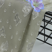 Tissu jacquard froissé en mousseline de soie Tissu de fleurs coupées panda brillant Tissu de pantalon de chemise habillée