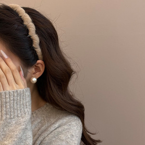 ที่คาดผมล้างหน้าแบบมีซี่ฟันกันลื่น สีพื้น ขนาด 14 ซม. สไตล์ปาร์ตี้ สำหรับผู้หญิง ใช้ได้ทุกวัน อุปกรณ์เสริมผม - Product Image 4