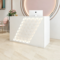 Comptoir de réception moderne et minimaliste personnalisé avec panneau LED éclairé pour salon de beauté et boutique de vêtements