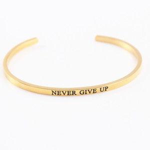 Bracelet ouvert en acier inoxydable doré gravé, style mantra, bracelet de motivation personnalisable 3,2 mm - Product Image 4