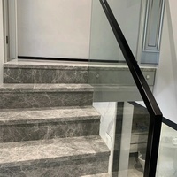 Escalier compact en marbre gris foncé avec veines blanches, escalier droit avec rampe en verre pour petite maison, appartement et villa
