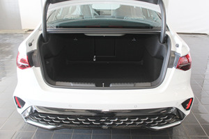 Auto Sedán Usado, Diseño Moderno, Transmisión Automática, Bajo Kilometraje, Transporte Familiar, Calidad Confiable, Autos Usados - Product Image 3